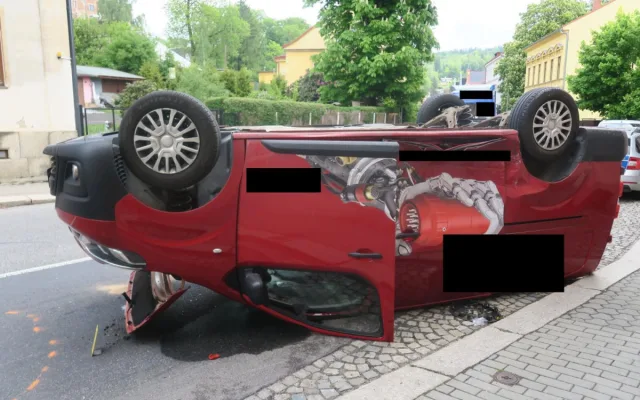 Srážka v Jablonci. Dodávka nedostala přednost a skončila na střeše