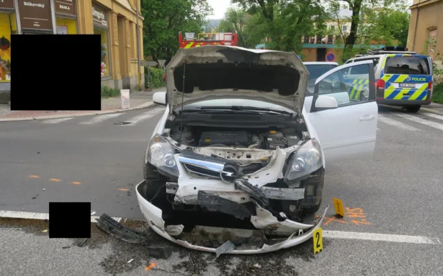 Srážka v Jablonci. Dodávka nedostala přednost a skončila na střeše