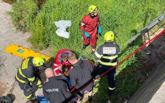 Ve Frýdlantě spadl do řeky mladý muž, do nemocnice ho transportoval vrtulník
