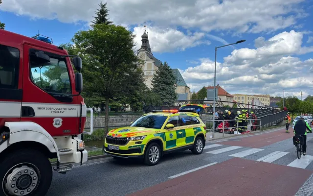 Ve Frýdlantě spadl do řeky mladý muž, do nemocnice ho transportoval vrtulník