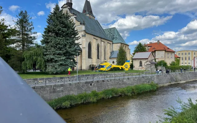 Ve Frýdlantě spadl do řeky mladý muž, do nemocnice ho transportoval vrtulník