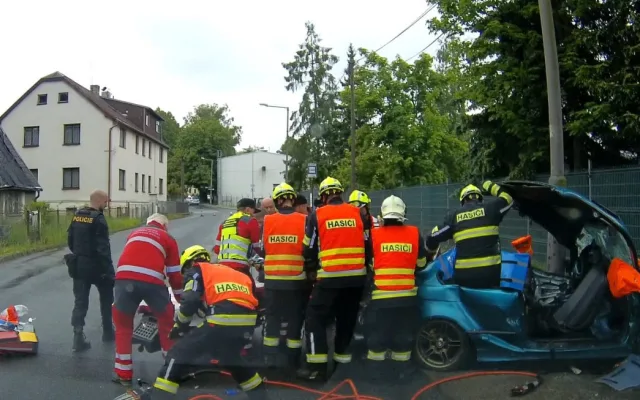Těžkou nehodu ve Vesci nahlásil na tísňovou linku chytrý telefon