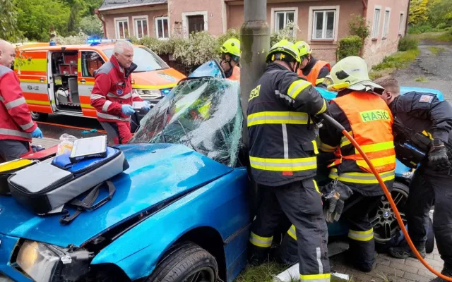 Těžkou nehodu ve Vesci nahlásil na tísňovou linku chytrý telefon