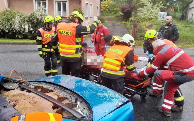 Těžkou nehodu ve Vesci nahlásil na tísňovou linku chytrý telefon