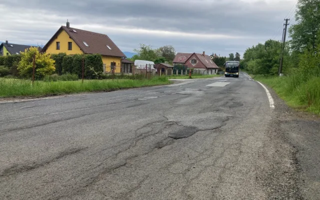 Nejrozbitější městská silnice v Liberci, ulice Karlovská, se dočká kompletní opravy