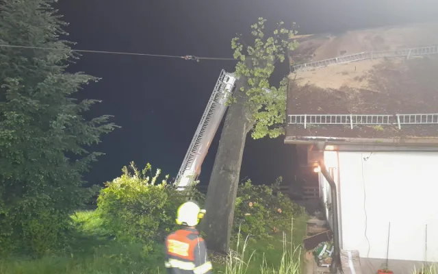 Vzrostlý strom spadl na štít domu v Liberci Kunraticích. Pomohli hasiči