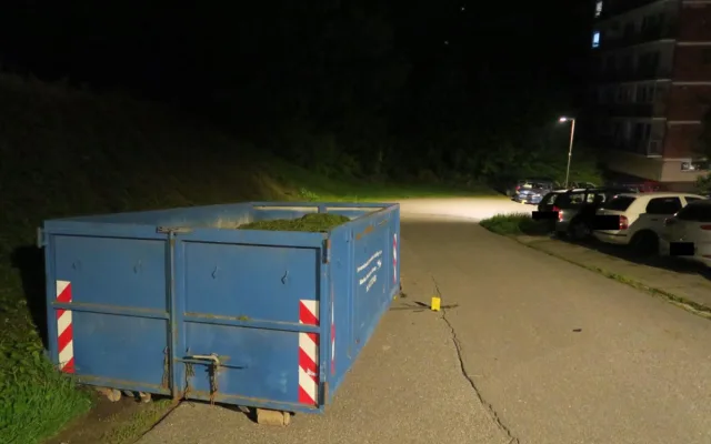 Osmnáctiletá neřidička nabourala do kontejneru i aut. Nadýchala skoro dvě promile