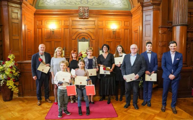 Odvážní třeťáci pomohli napadené ženě, zatímco dospělí přihlíželi