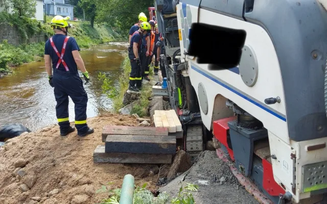 Hasiči v Hejnicích vyprošťovali silniční frézu. Hrozil její pád do řeky