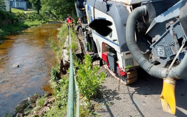 Hasiči v Hejnicích vyprošťovali silniční frézu. Hrozil její pád do řeky