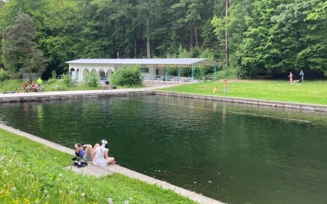 Otevření nového zázemí Lesního koupaliště se odsouvá. Nestihla se kolaudace