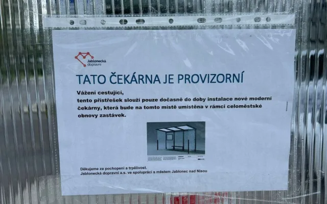 Výměnu autobusových čekáren v Jablonci provázejí kvůli dočasným zastávkám emoce