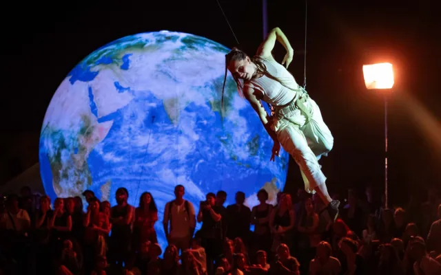 Mezinárodní loutkářský festival Mateřinka začíná, nafukovací sloni už vlají