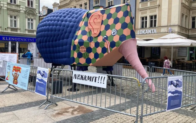 Mezinárodní loutkářský festival Mateřinka začíná, nafukovací sloni už vlají