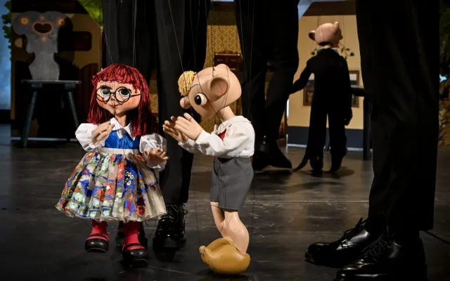 Mezinárodní loutkářský festival Mateřinka začíná, nafukovací sloni už vlají