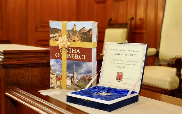 Liberec uctil emeritní primářku Lenku Walterovou medailí města