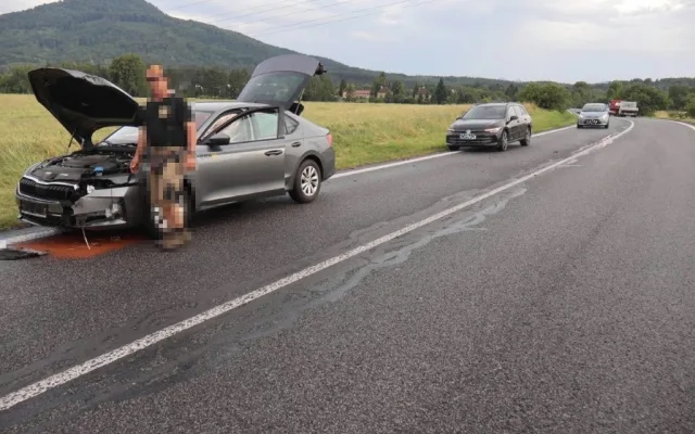 Náklaďáku se za jízdy uvolnila dvě kola. Zasáhla dvě projíždějící auta