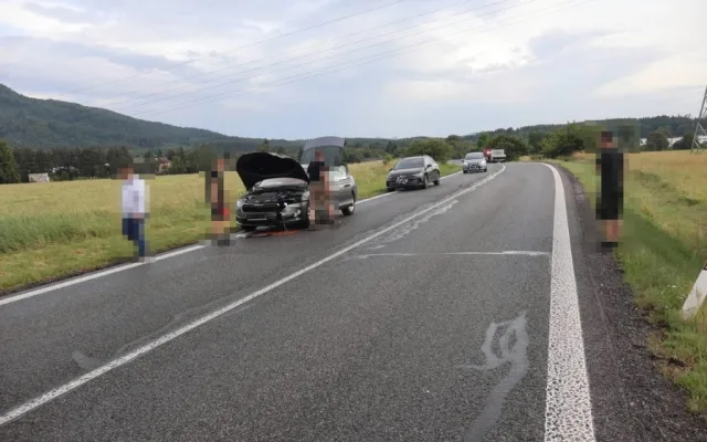 Náklaďáku se za jízdy uvolnila dvě kola. Zasáhla dvě projíždějící auta