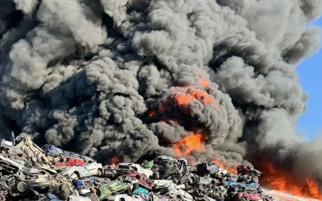 Požár skládky kovošrotu v České Lípě, hasiči s ohněm bojovali celou noc