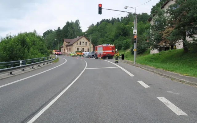 Řidička v Loužnici nezvládla předjíždění a narazila do budovy úřadu. Na místě zemřela