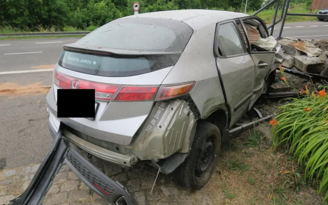 Řidička v Loužnici nezvládla předjíždění a narazila do budovy úřadu. Na místě zemřela