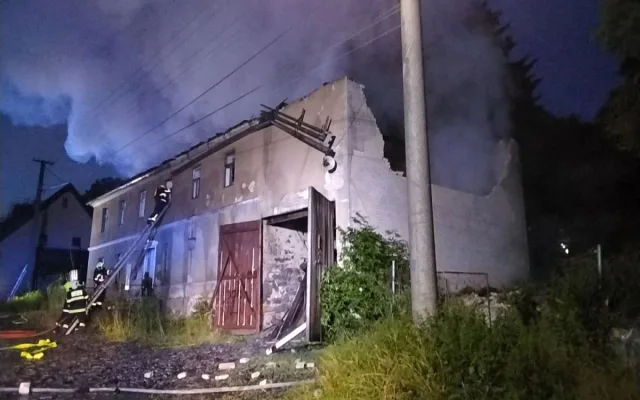 Pestrý víkend hasičů. Požáry, nehody i záchrana káčat či kotěte zaseklého v rouře