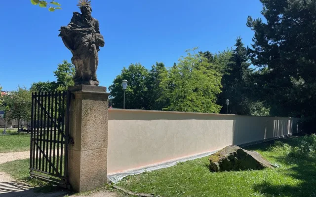Liberec nechal v parku zvaném Mrtvolky obnovit obvodové zdi Zahrady vzpomínek
