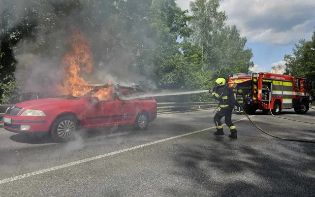 Auto v plamenech v Liberci Růžodole. Hasiči ho uhasili během několika minut
