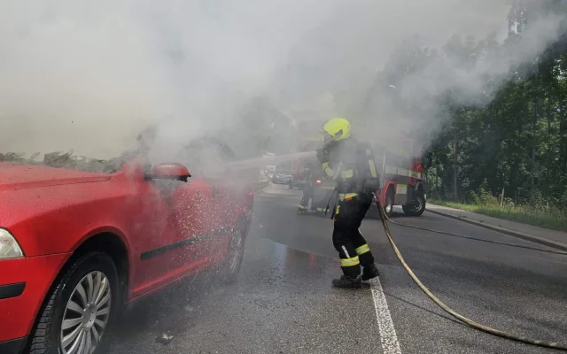 Auto v plamenech v Liberci Růžodole. Hasiči ho uhasili během několika minut
