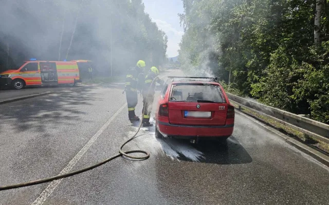 Auto v plamenech v Liberci Růžodole. Hasiči ho uhasili během několika minut