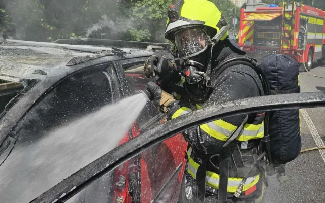 Auto v plamenech v Liberci Růžodole. Hasiči ho uhasili během několika minut