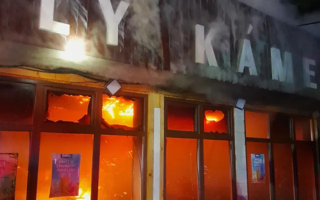 Noční požár na Mácháči. Hořela restaurace Bílý Kámen
