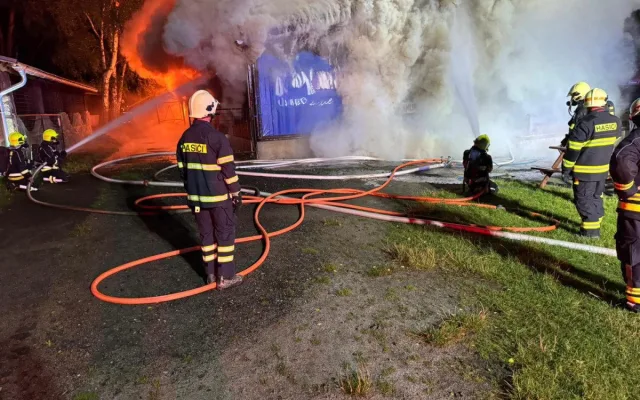 Noční požár na Mácháči. Shořela známá restaurace Bílý Kámen