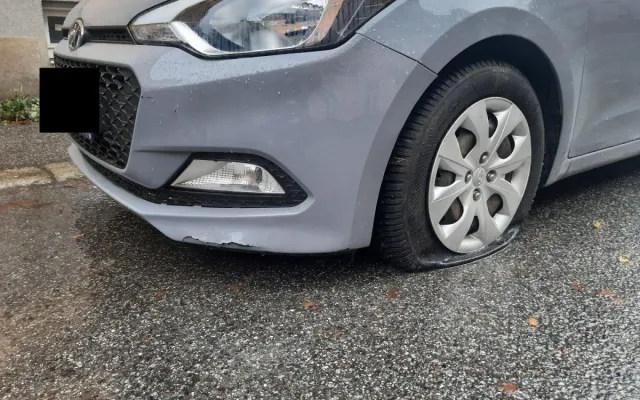Propíchal pneumatiky u šesti aut. Policisté muže zadrželi i s noži
