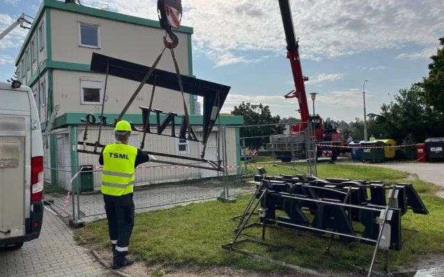 Provizorium na třicet let. Zázemí autobusáku ze stavebních buněk mizí