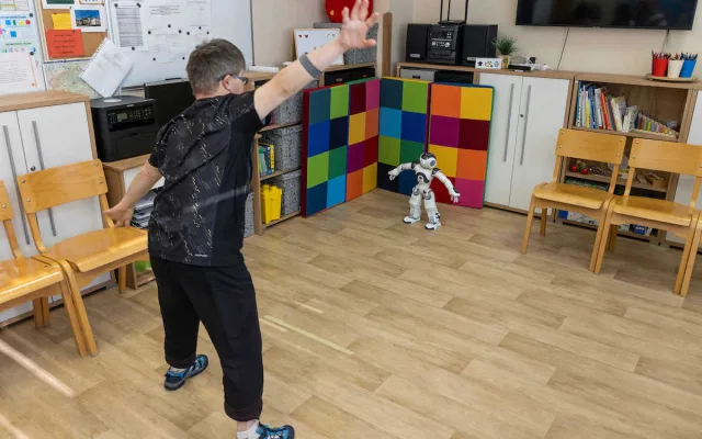 Hendikepovaným lidem v Jablonci pomáhá robot. Komunikuje, cvičí i vyhodnocuje