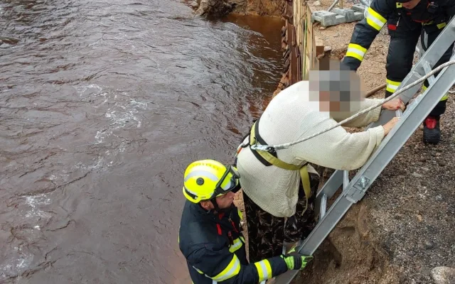 Žena spadla do hlubokého koryta Smědé i se psem. Ven jim pomohli hasiči