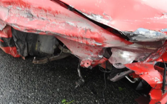 Mustang dostal na mokré vozovce smyk, skončil ve svodidlech. Škoda je 300 tisíc