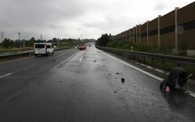 Mustang dostal na mokré vozovce smyk, skončil ve svodidlech. Škoda je 300 tisíc