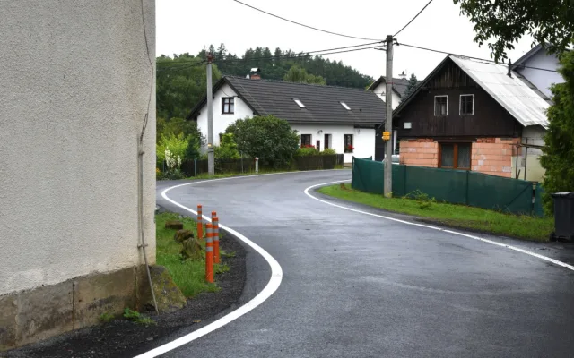 Z Bělé do Sekerkových Louček jezdí řidiči po novém povrchu silnice