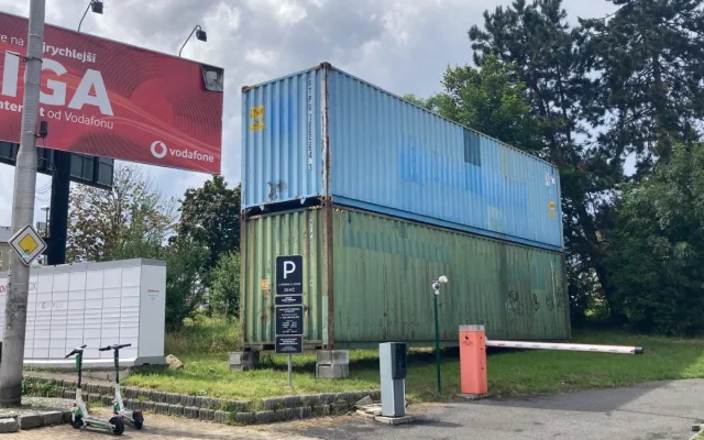 Po buňkách zmizí od autobusáku i lodní kontejnery. Vlastník je musí odstranit