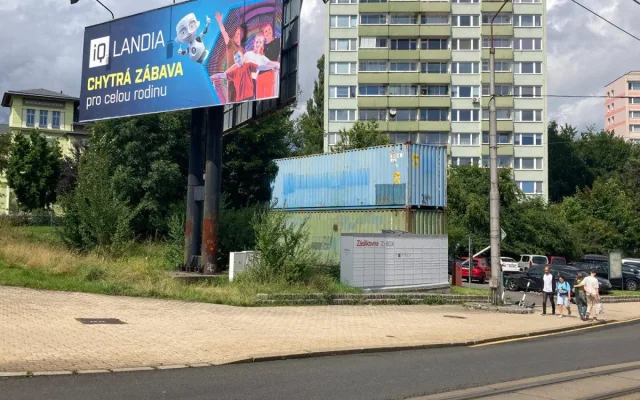 Po buňkách zmizí od autobusáku i lodní kontejnery. Vlastník je musí odstranit