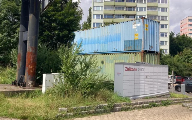 Po buňkách zmizí od autobusáku i lodní kontejnery. Vlastník je musí odstranit