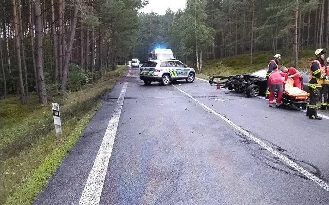 Vážná nehoda v Hradčanech na Českolipsku. Řidičku transportoval do nemocnice vrtulník