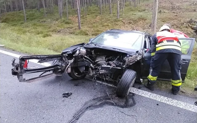 Vážná nehoda v Hradčanech na Českolipsku. Řidičku transportoval do nemocnice vrtulník