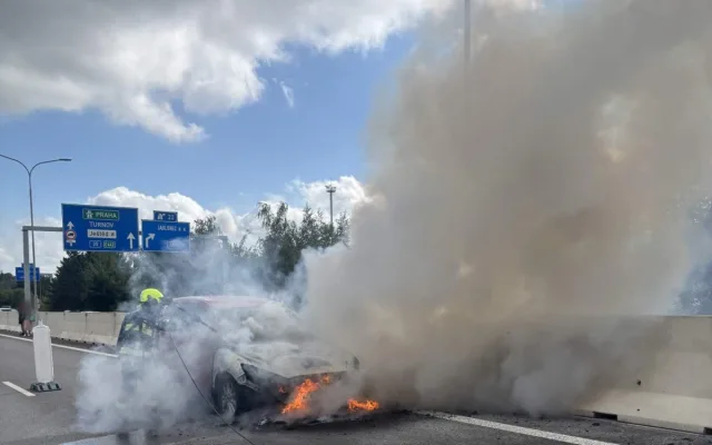 Na průtahu Libercem hořelo odpoledne poblíž tunelu auto, doprava stála