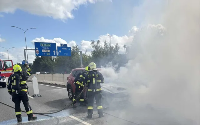 Na průtahu Libercem hořelo odpoledne poblíž tunelu auto, doprava stála