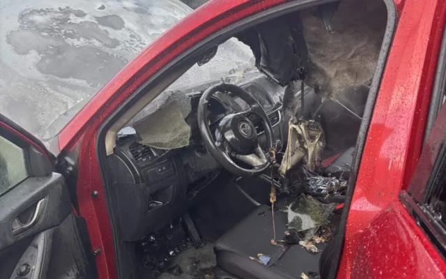 Na průtahu Libercem hořelo odpoledne poblíž tunelu auto, doprava stála