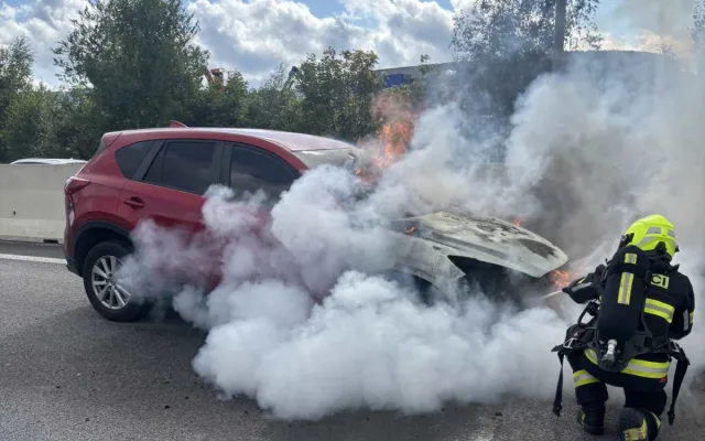 Na průtahu Libercem hořelo odpoledne poblíž tunelu auto, doprava stála