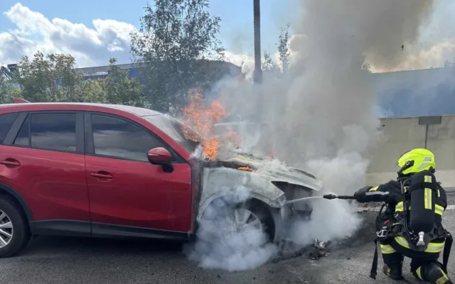 Na průtahu Libercem hořelo odpoledne poblíž tunelu auto, doprava stála
